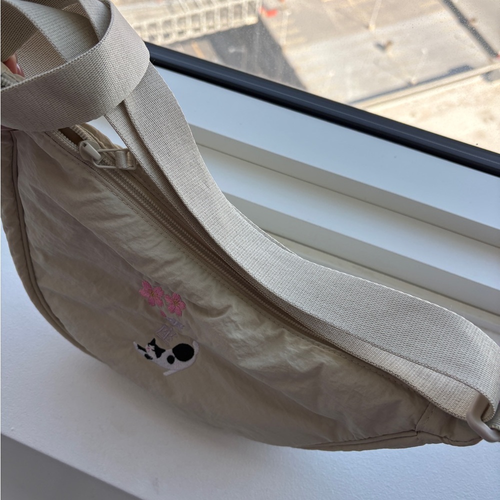 UNIQLO Beige Crossbody Bag with Cat and Floral Embroidery from Japan - Picture 3 of 3
